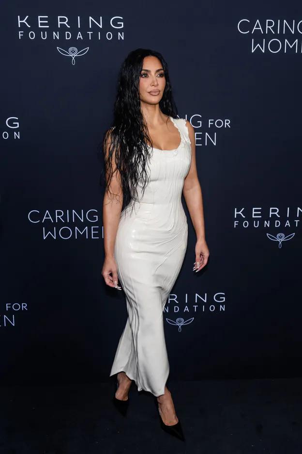 Орландо Блум смотрит на попу Ким Кардашьян Орландо Блум смотрит на попу Ким Кардашьян