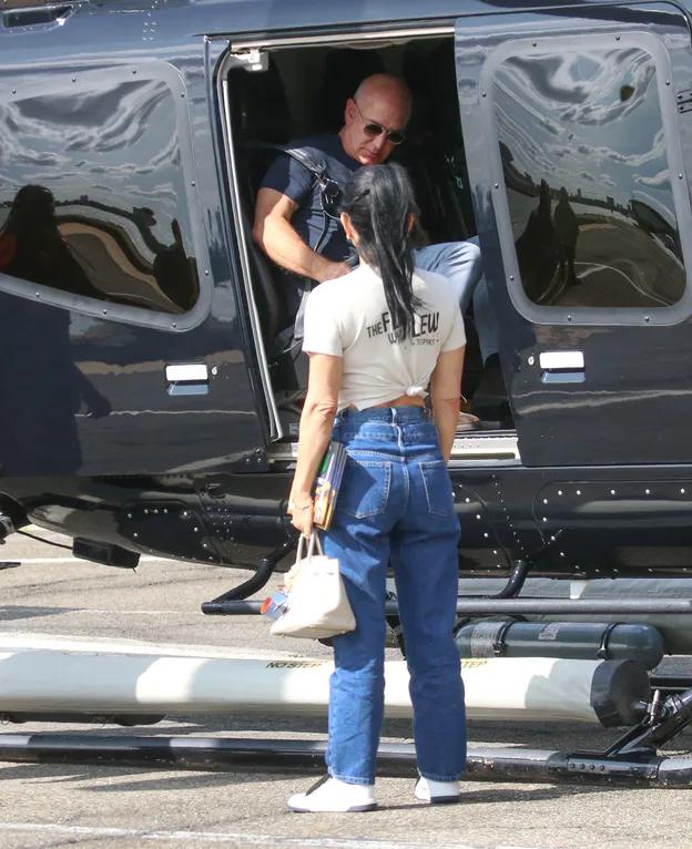 Джефф Безос и Лорен Санчес выходят из частного вертолета Джефф Безос и Лорен Санчес выходят из частного вертолета