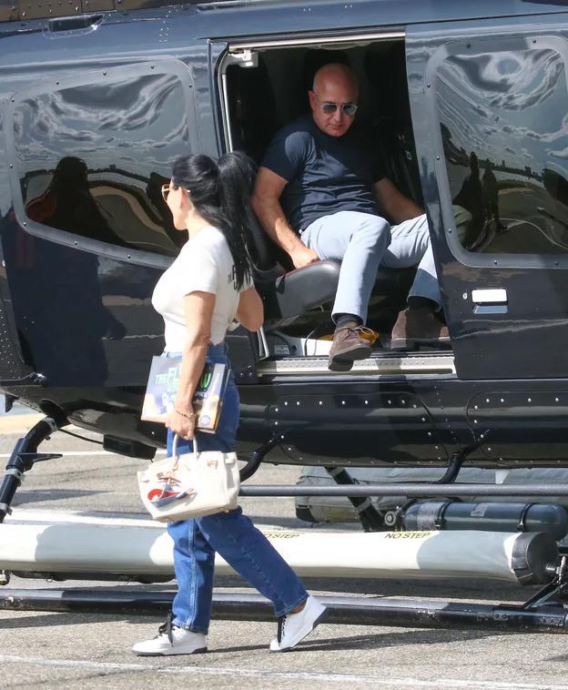 Джефф Безос и Лорен Санчес выходят из частного вертолета Джефф Безос и Лорен Санчес выходят из частного вертолета