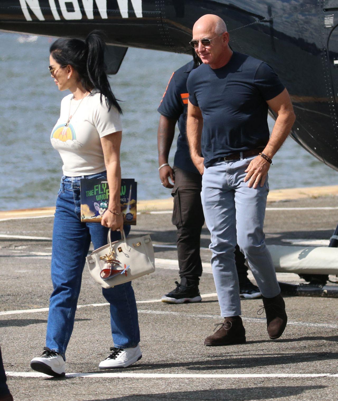 Джефф Безос и Лорен Санчес выходят из частного вертолета Джефф Безос и Лорен Санчес выходят из частного вертолета