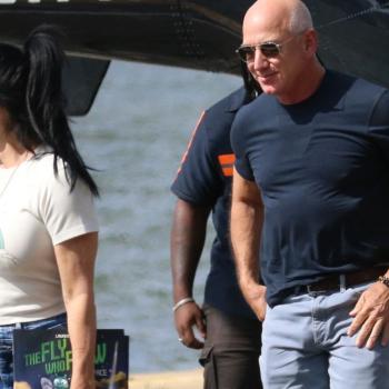 Джефф Безос и Лорен Санчес выходят из частного вертолета