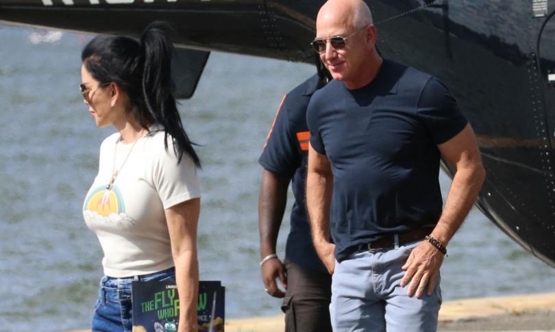 Джефф Безос и Лорен Санчес выходят из частного вертолета Джефф Безос и Лорен Санчес выходят из частного вертолета