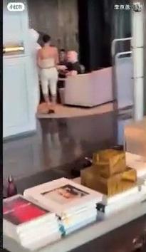 Бьянка Ценсори в вестибюле отеля в Китае Бьянка Ценсори в вестибюле отеля в Китае