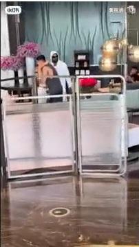 Бьянка Ценсори в вестибюле отеля в Китае Бьянка Ценсори в вестибюле отеля в Китае