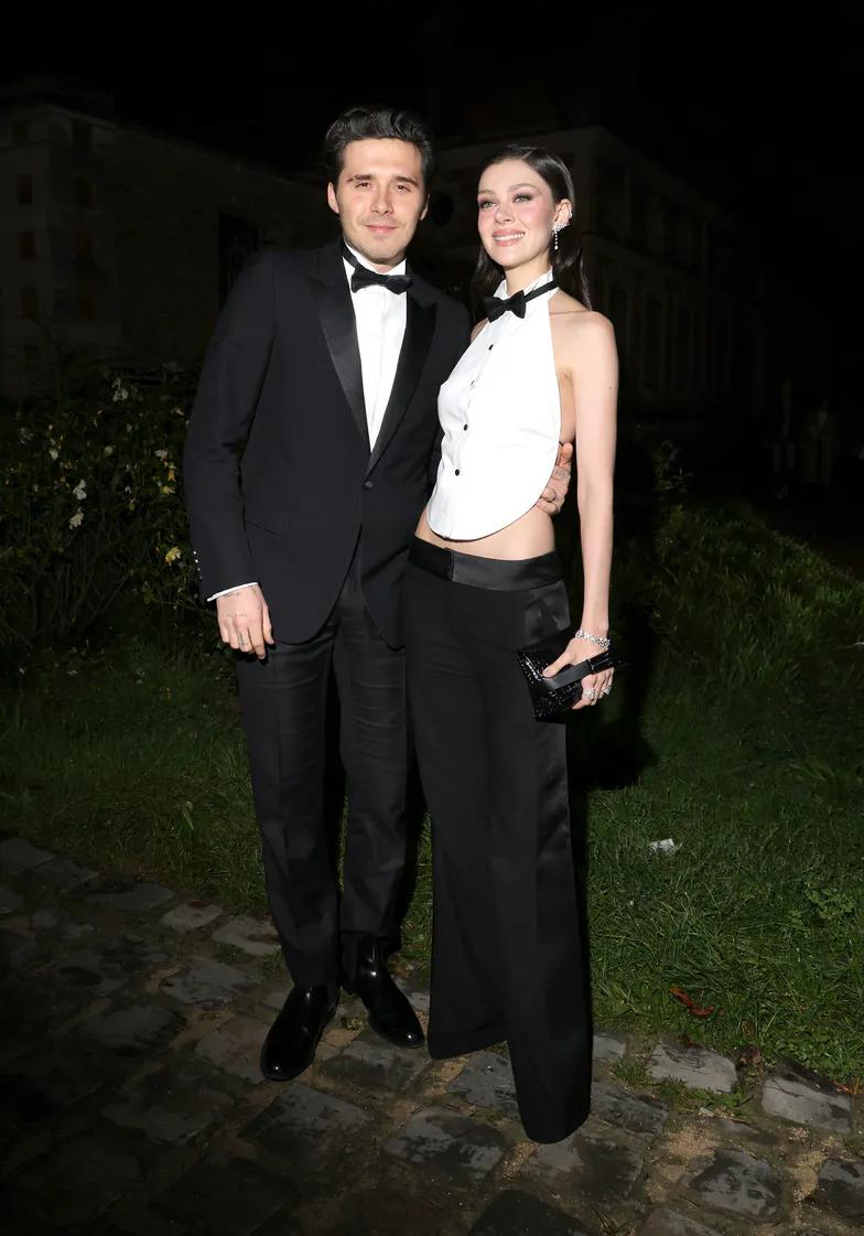 Дэвид Бекхэм спешит с семьей на показ Виктории в Париже