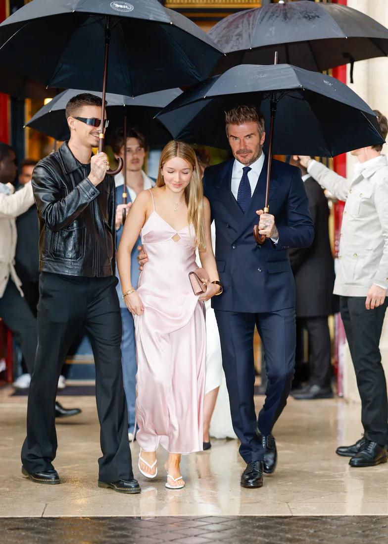 Дэвид Бекхэм спешит с семьей на показ Виктории в Париже