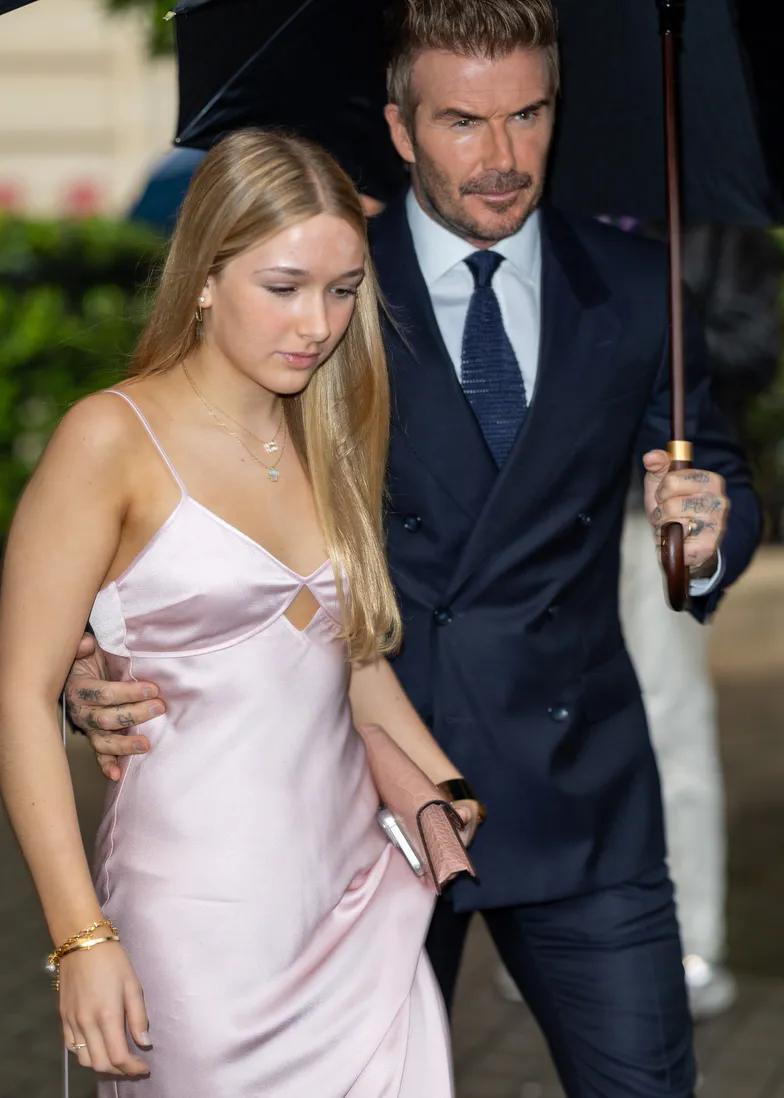 Дэвид Бекхэм спешит с семьей на показ Виктории в Париже