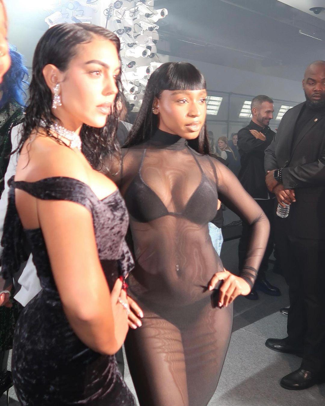 Джорджина Родригес на Недели моды в Париже Джорджина Родригес на Недели моды в Париже