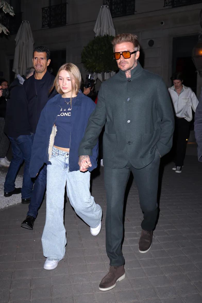 Виктория и Дэвид Бекхэм гуляют по улицам Парижа с дочерью