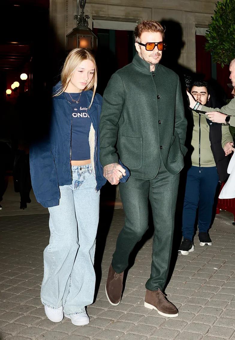 Виктория и Дэвид Бекхэм гуляют по улицам Парижа с дочерью