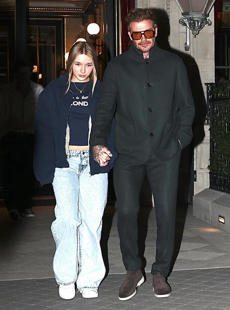 Виктория и Дэвид Бекхэм гуляют по улицам Парижа с дочерью