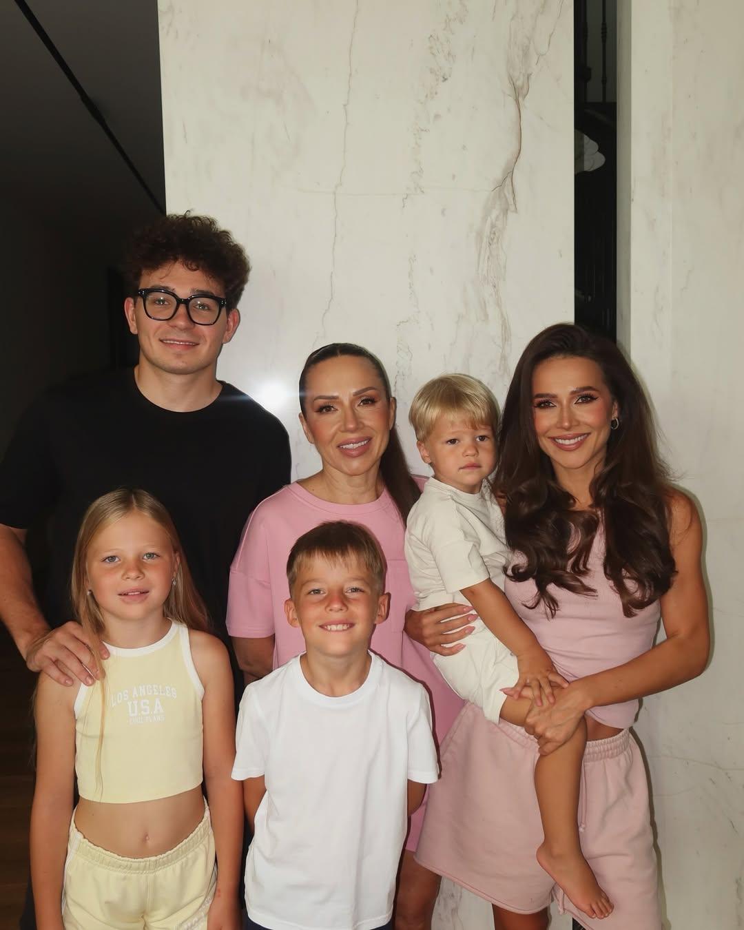 Валерия Чекалина c детьми и мамой, Луис Сквиччиарини