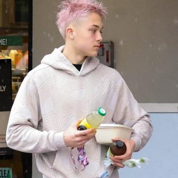 Сын Анджелины Джоли и Брэда Питта с розовыми волосами