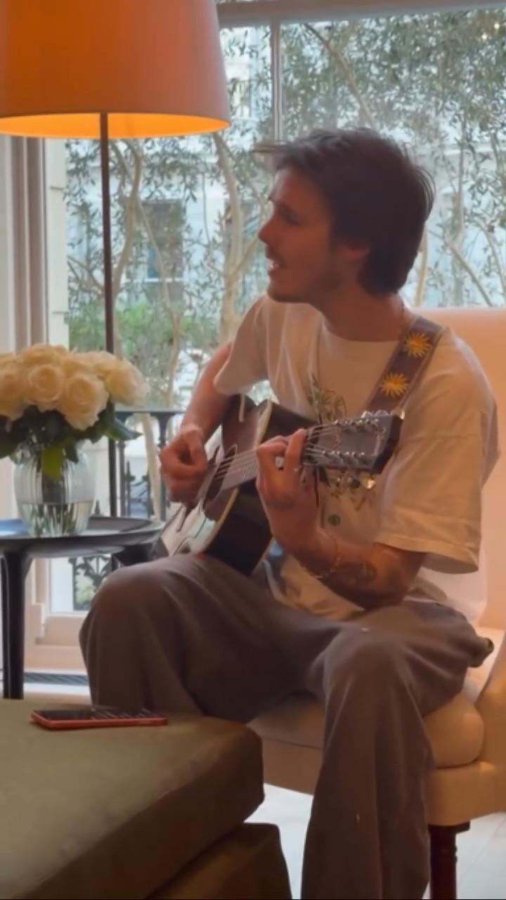 Виктория Бекхэм поет вместе с сыном Виктория Бекхэм поет вместе с сыном