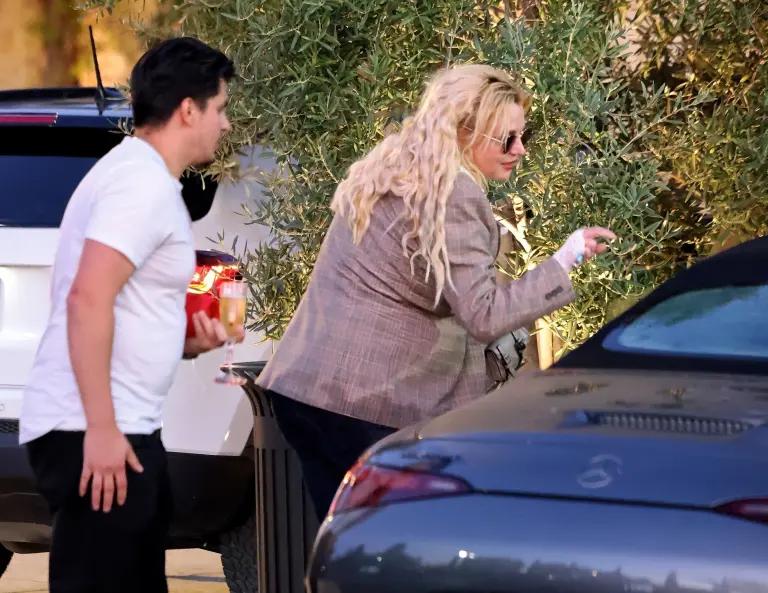 Бритни Спирс с бокалом шампанского в руках Бритни Спирс с бокалом шампанского в руках