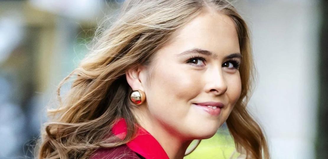 Катарина-Амалия, принцесса Нидерландов, продемонстрировала свой узнаваемый стиль, выбрав для особого случая ярко-алое платье и накидку Valentino