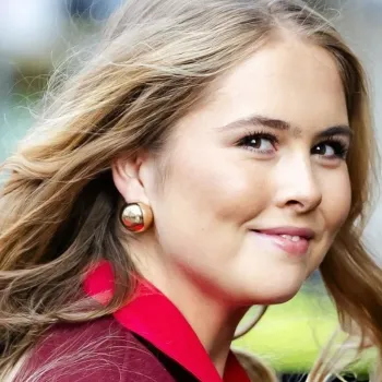 Катарина-Амалия, принцесса Нидерландов, продемонстрировала свой узнаваемый стиль, выбрав для особого случая ярко-алое платье и накидку Valentino Катарина-Амалия, принцесса Нидерландов, продемонстрировала свой узнаваемый стиль, выбрав для особого случая ярко-алое платье и накидку Valentino