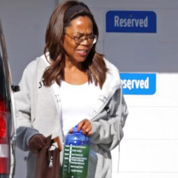 Опра Уинфри похудевшая на 20 килограммов, выходит из спортзала