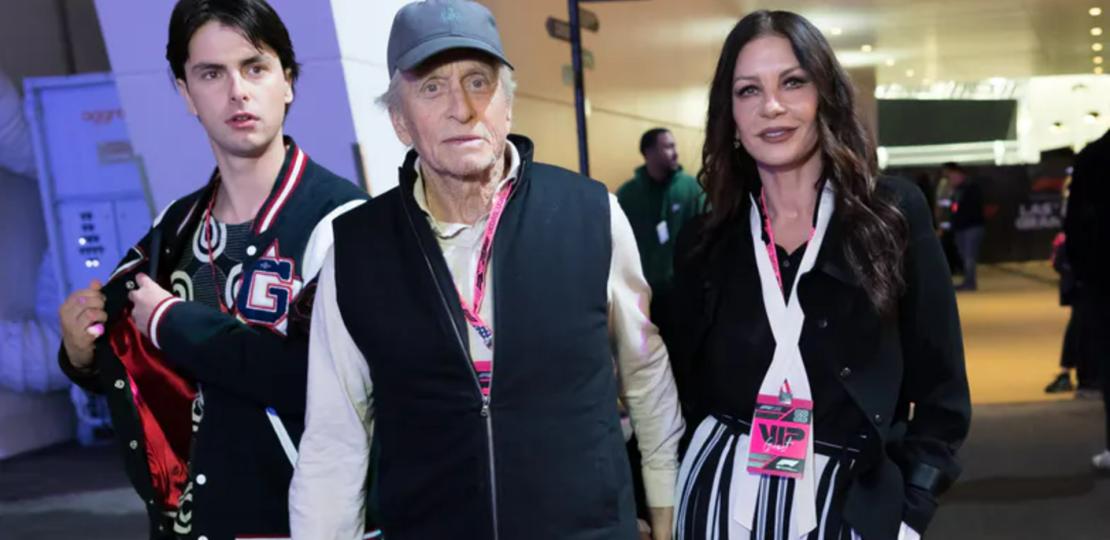 Кэтрин Зета-Джонс и Майкл Дуглас также посетили Гран-при Формулы-1 в Лас-Вегасе. Они взяли с собой 25-летнего сына