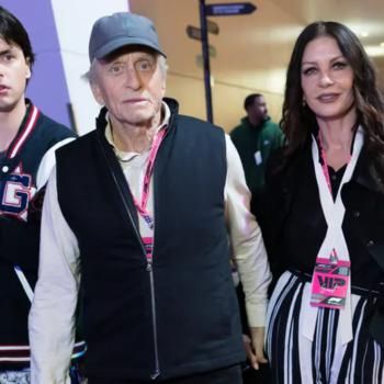 Кэтрин Зета-Джонс и Майкл Дуглас также посетили Гран-при Формулы-1 в Лас-Вегасе. Они взяли с собой 25-летнего сына