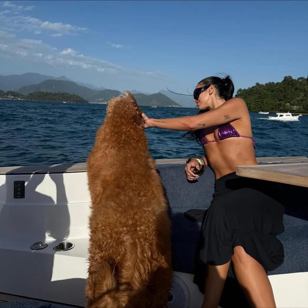 Дуа Липа позирует в бикини на отдыхе