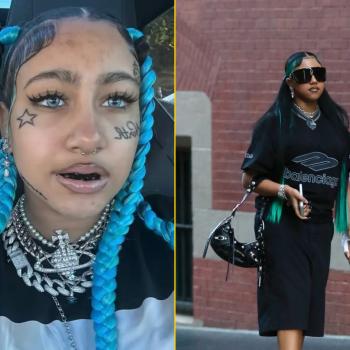 Дочь Ким Кардашьян и Канье Уэста гуляет по городу, уткнувшись носом в телефон