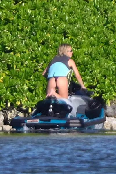 Сидни Суини блистает в бикини