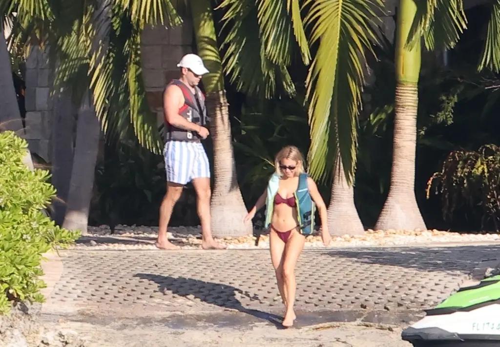 Сидни Суини блистает в бикини