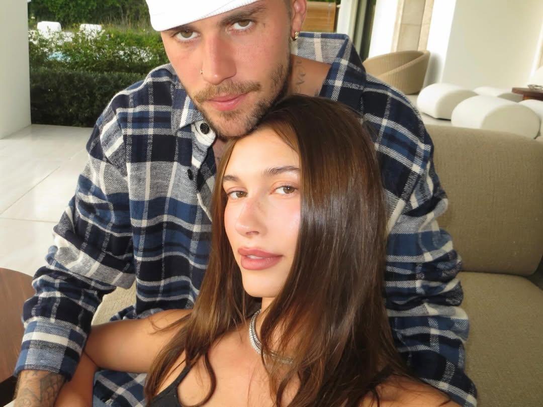 Бибер развеял слухи о разрыве, опубликовав фотографии с женой