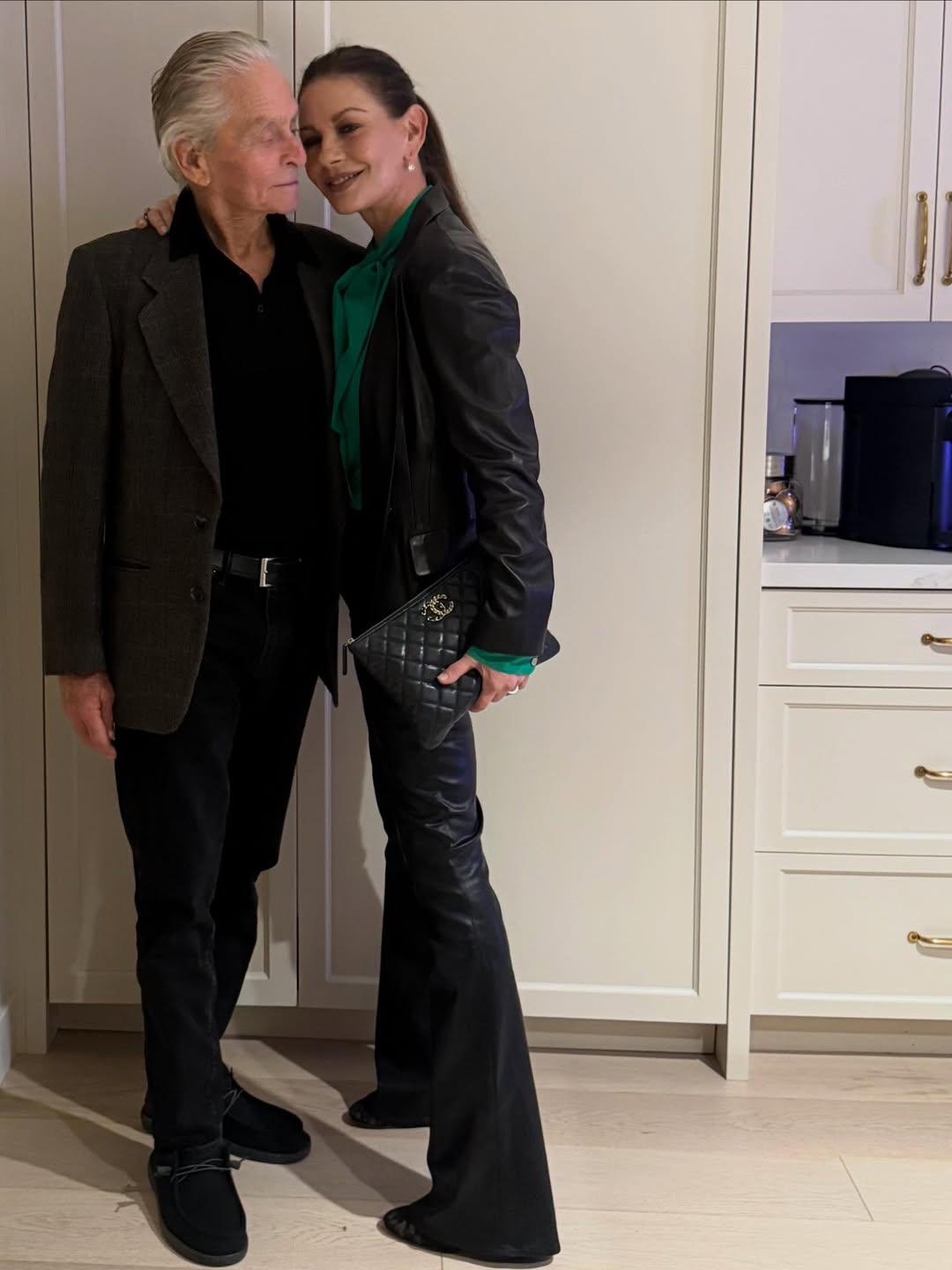 Кэтрин Зета-Джонс поделилась фотографией поцелуя с мужем Кэтрин Зета-Джонс поделилась фотографией поцелуя с мужем