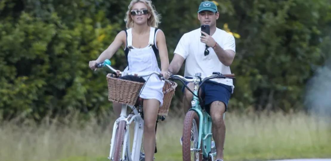 Сидни Суини и Скутер Браун, уткнувшийся в свой телефон, отправились кататься на велосипедах