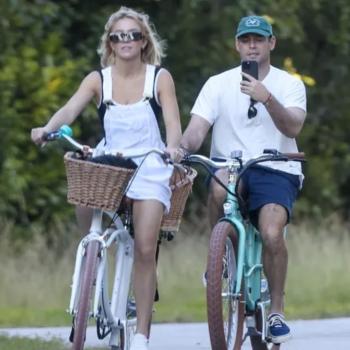 Сидни Суини и Скутер Браун, уткнувшийся в свой телефон, отправились кататься на велосипедах