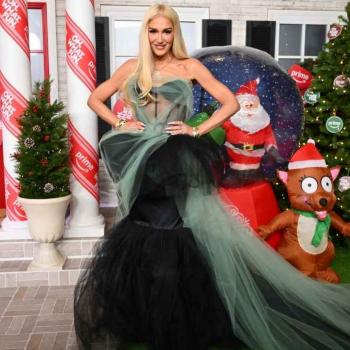 Вечно молодая Гвен Стефани улыбается в тюлевом платье и украшениях, подаренных мужем