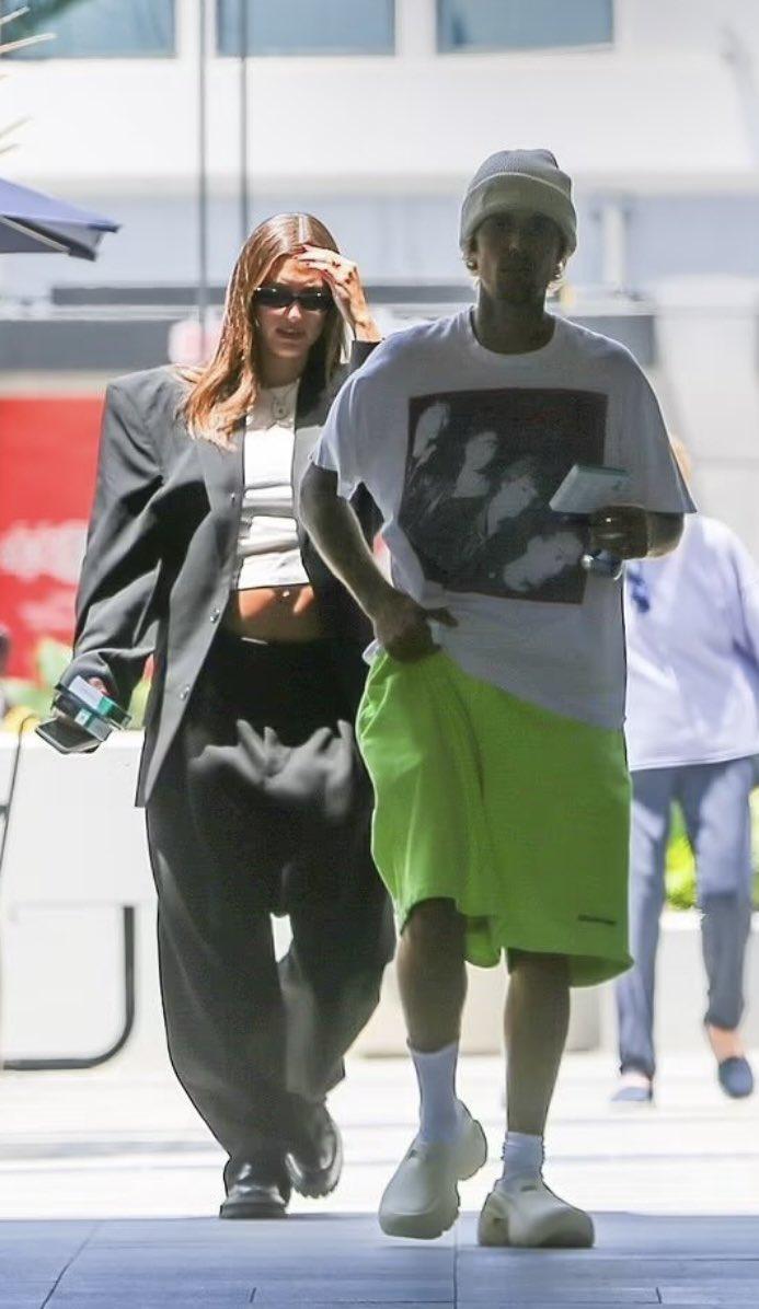 Хейли Бибер выставила напоказ свой обнаженный беременный