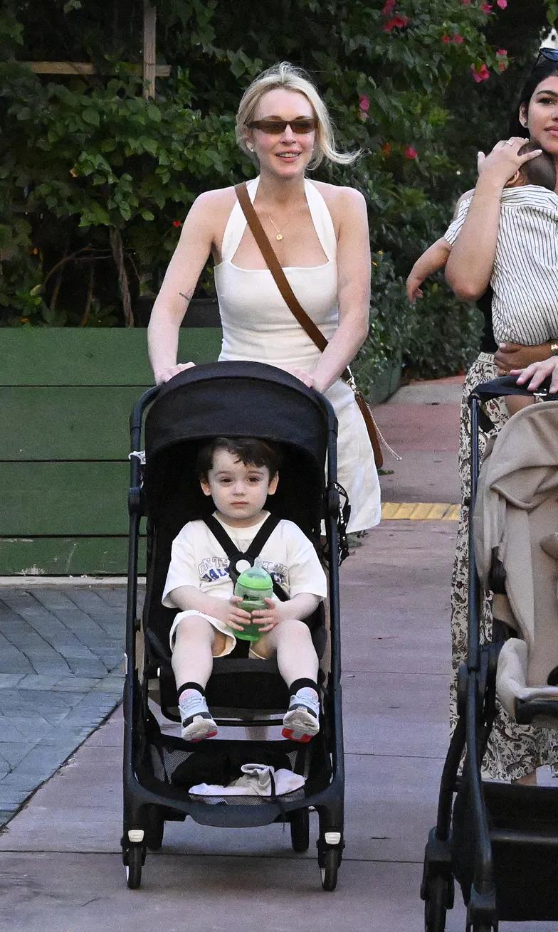 Линдси Лохан редко можно увидеть на семейной прогулке Линдси Лохан редко можно увидеть на семейной прогулке