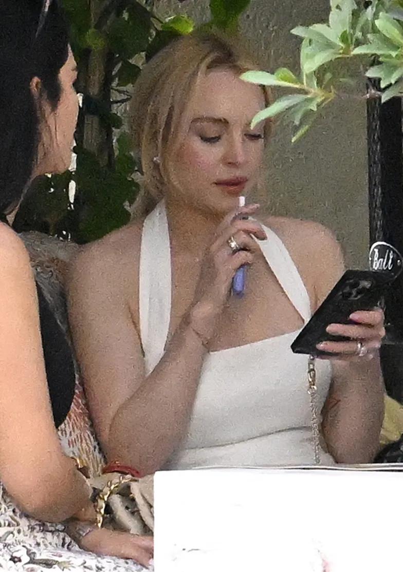 Линдси Лохан редко можно увидеть на семейной прогулке Линдси Лохан редко можно увидеть на семейной прогулке