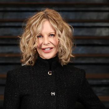 64-летняя Мег Райан с совершенно новым лицом позирует на показе Chanel в нью-йоркском метро