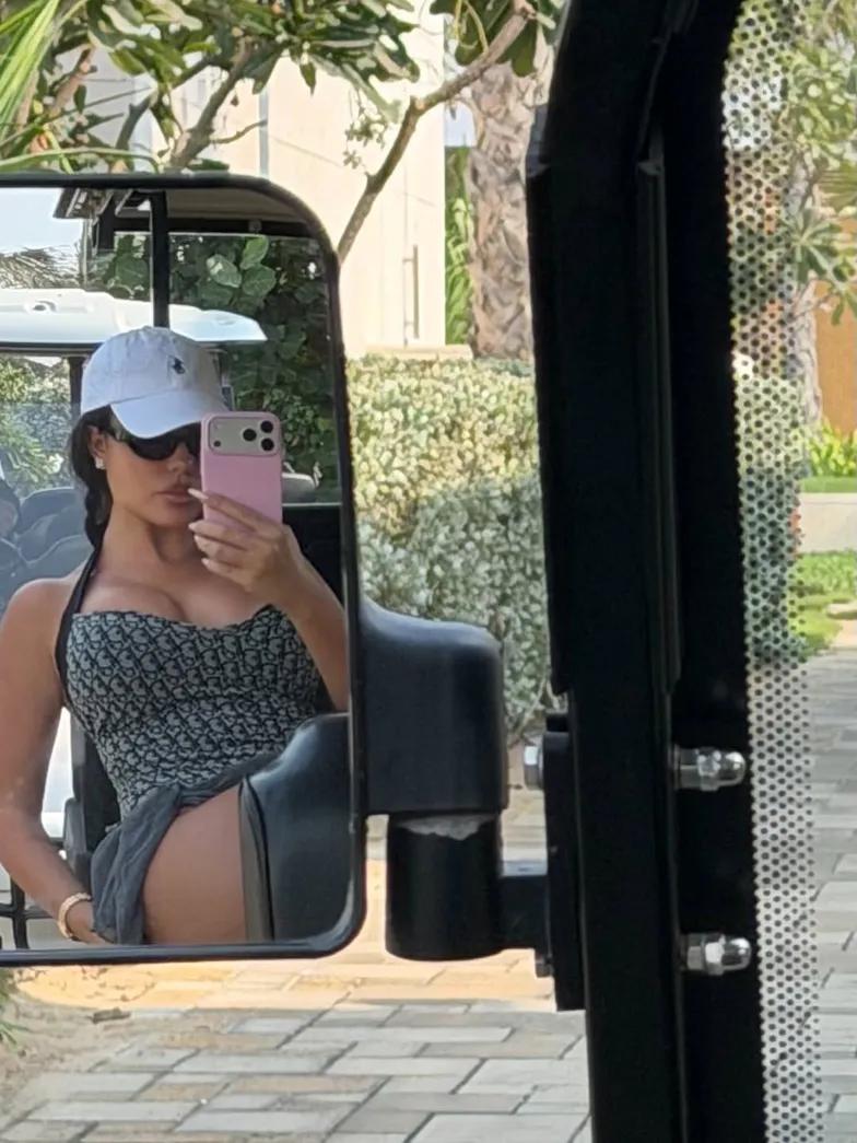 Джорджина Родригес представляет семейные фотографии и сумк