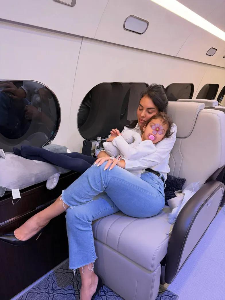 Джорджина Родригес представляет семейные фотографии и сумк