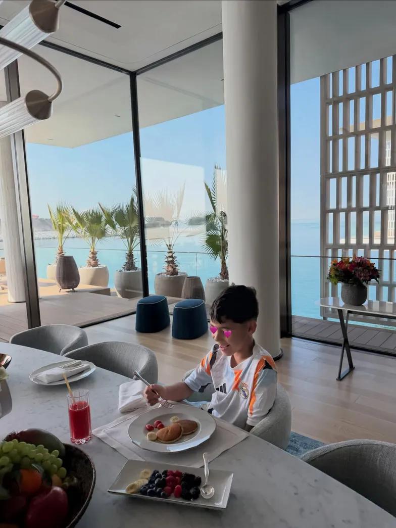 Джорджина Родригес представляет семейные фотографии и сумк