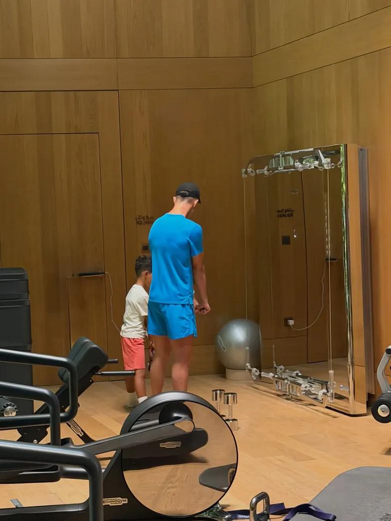 Джорджина Родригес представляет семейные фотографии и сумк