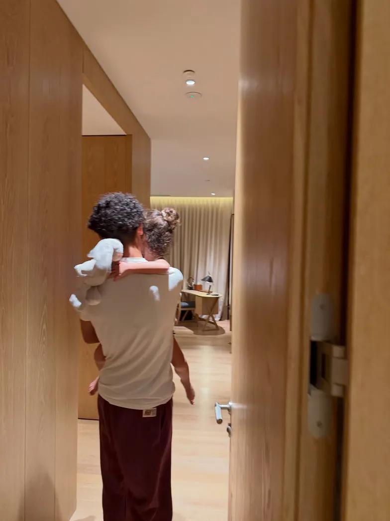 Джорджина Родригес представляет семейные фотографии и сумк