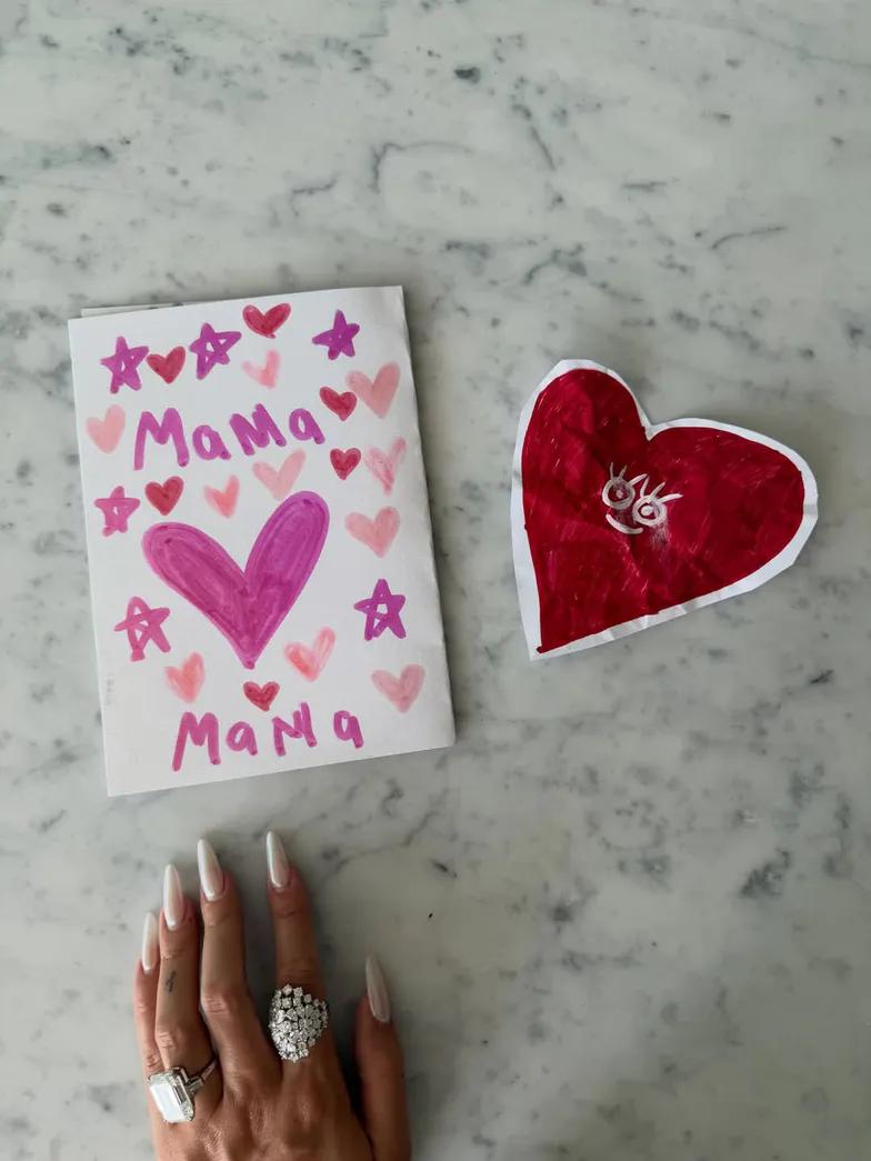 Джорджина Родригес представляет семейные фотографии и сумк