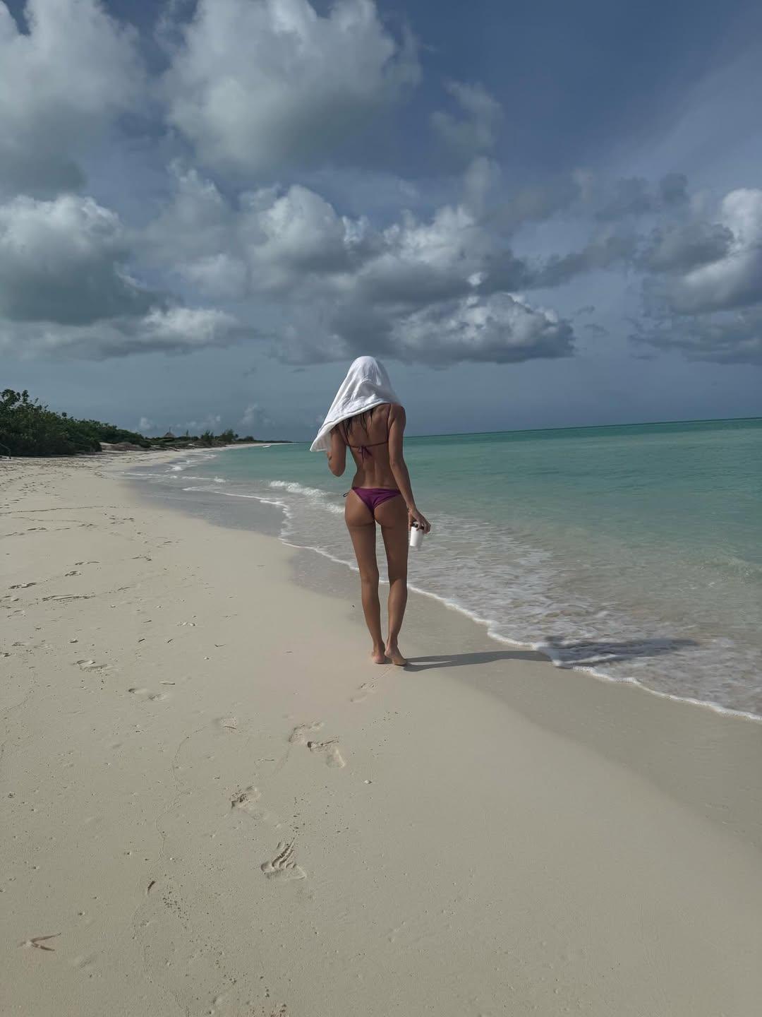 Ирина Шейк демонстрирует свою фигуру