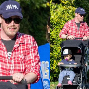 Образцовый «папа» Маколей Калкин катает коляску с двумя сыновьями на семейной прогулке