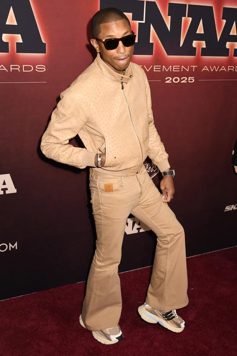 Фаррелл Уильямс ослепляет своей золотой улыбкой на стене