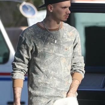 Ромео Бекхэма застукали за… рытьем в трусах