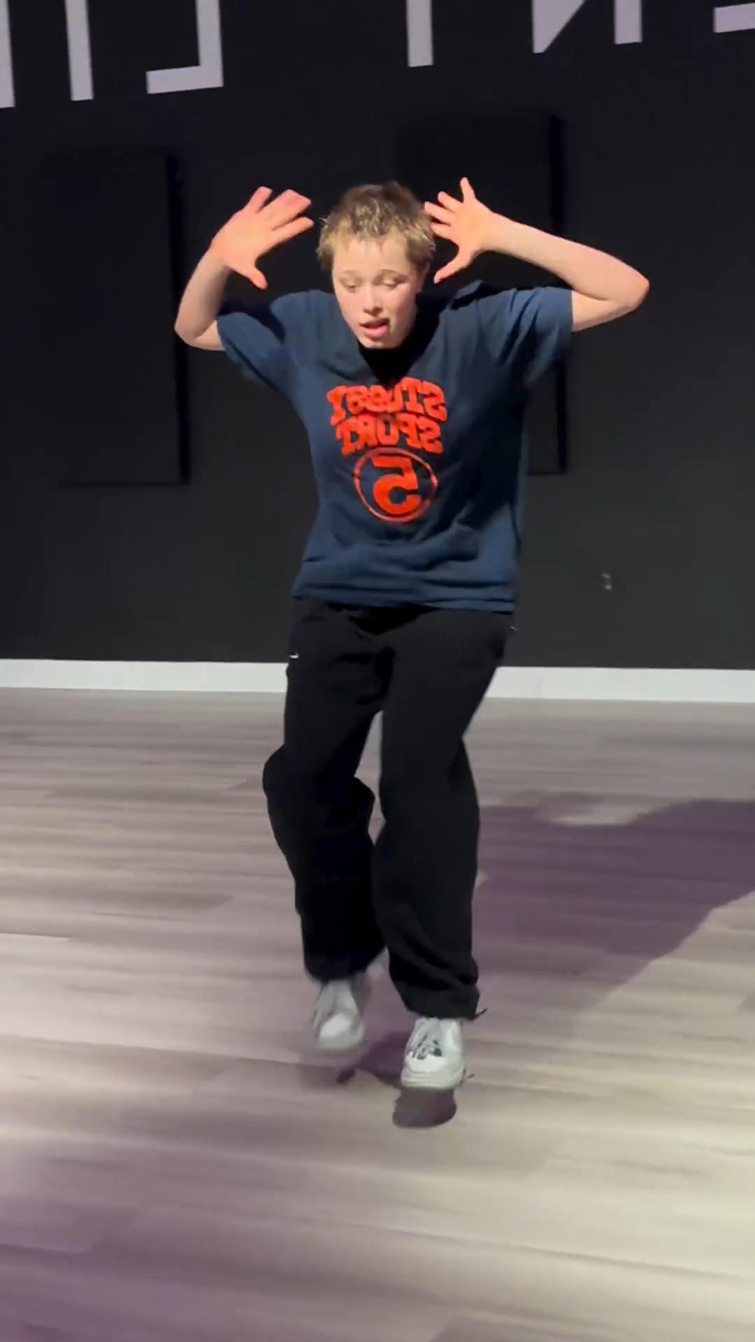 Новые видео с участием дочери Брэда Питта и Анджелины Джоли Новые видео с участием дочери Брэда Питта и Анджелины Джоли