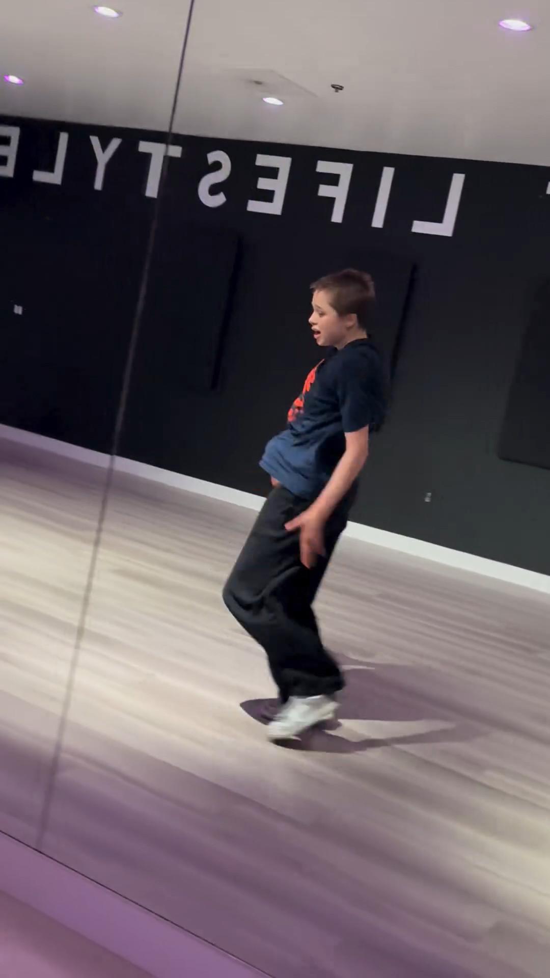 Новые видео с участием дочери Брэда Питта и Анджелины Джоли Новые видео с участием дочери Брэда Питта и Анджелины Джоли