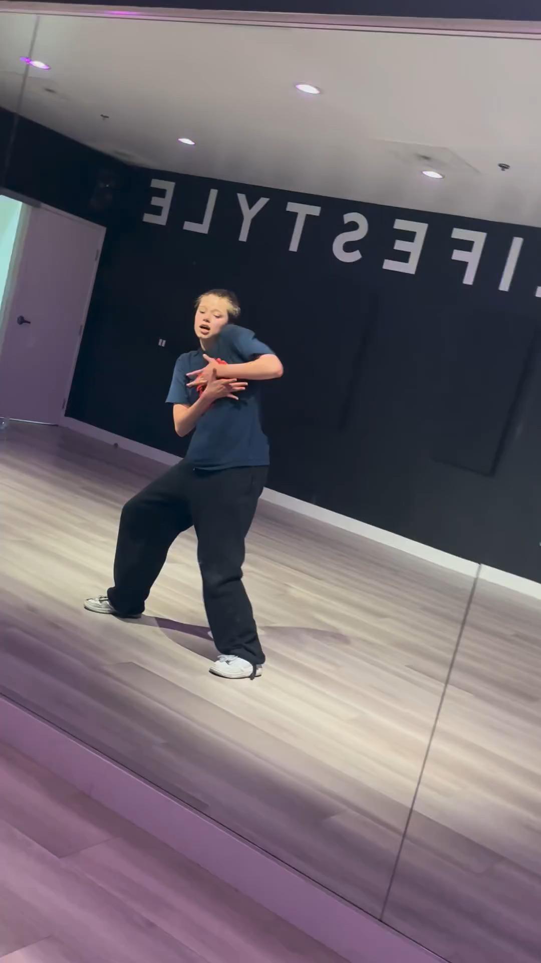 Новые видео с участием дочери Брэда Питта и Анджелины Джоли Новые видео с участием дочери Брэда Питта и Анджелины Джоли